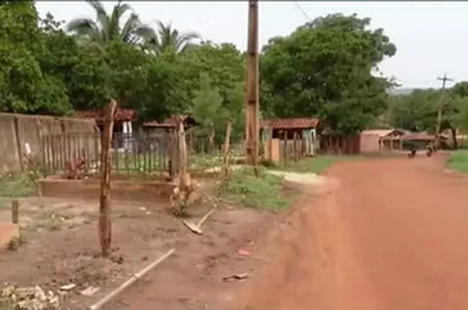 Sem espaço em cemitério, moradores enterram falecidos na rua em cidade do Maranhão