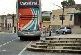 Criminosos invadem ônibus e roubam passageiros na BR-101, em São Miguel doa Campos