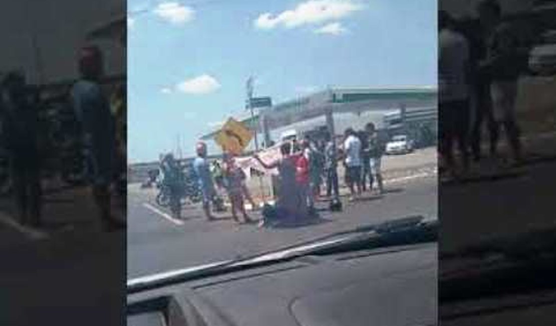 Vídeo: Mulher fica ferida após colisão entre carro e moto na AL-115, em Arapiraca
