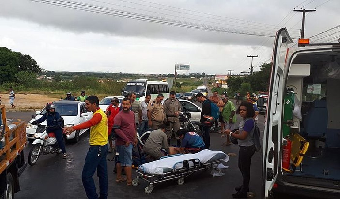Colisão envolvendo moto e carro deixa motociclista ferido na AL-220, em Arapiraca