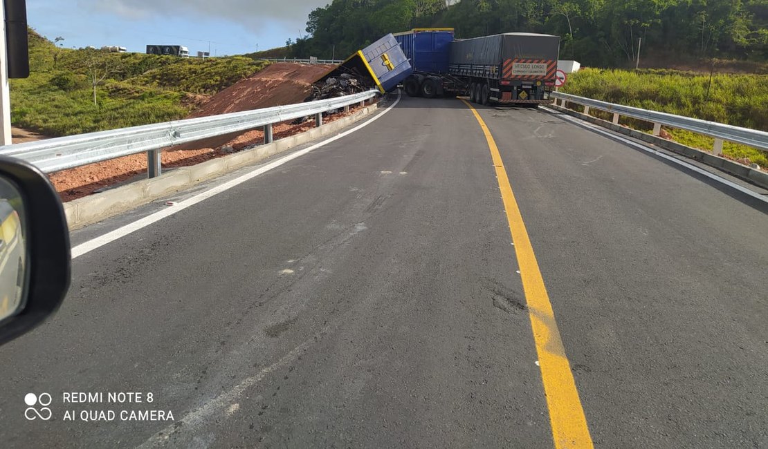 Colisão entre caminhões seguida de tombamento bloqueia trânsito em São Miguel dos Campos