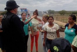 Esposas de presos fazem protesto próximo ao Presídio do Agreste