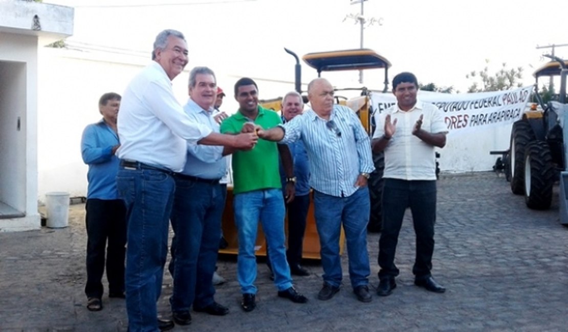 Pequenos produtores rurais do Agreste recebem tratores do Estado