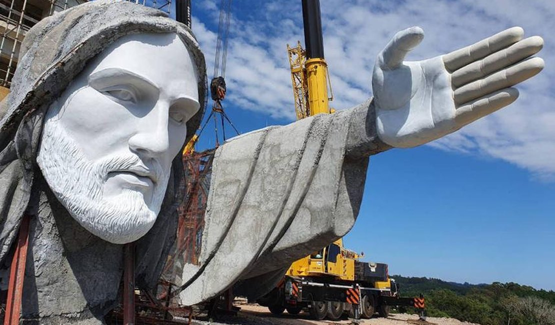 Moradores de cidade no RS constroem estátua do Cristo maior que a do RJ