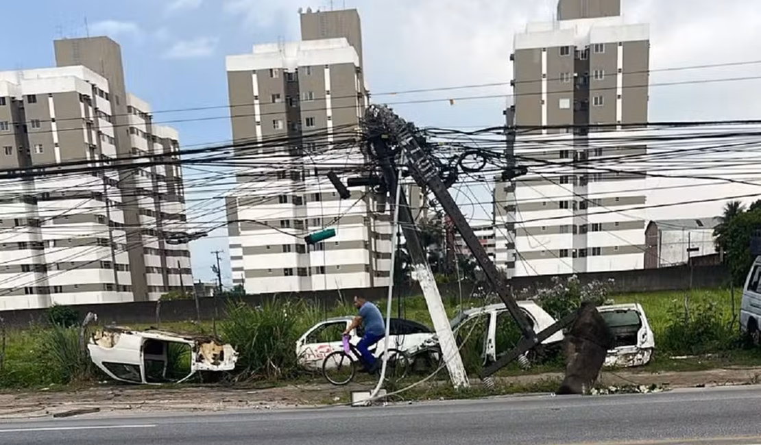 Caminhão colide contra poste e deixa parte da Avenida Menino Marcelo sem energia, em Maceió