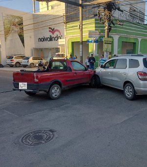 Colisão entre veículos deixa trânsito congestionado no Centro de Arapiraca
