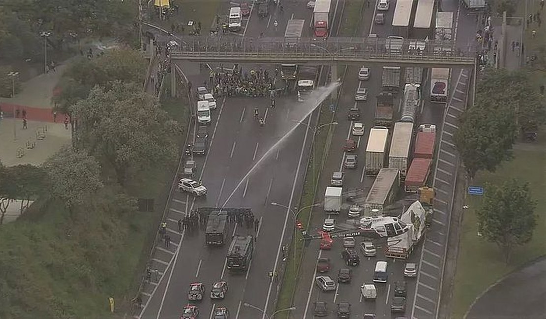 PM atira bomba de efeito moral e jatos d'água para desbloquear Rodovia Castello Branco em SP