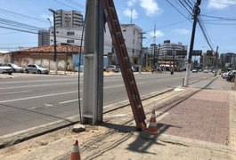 Funcionário de empresa de telefonia leva choque e cai de uma altura de 5 metros