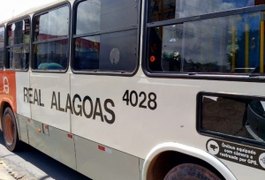 Bandidos sequestram ônibus, promovem arrastão e roubam rodoviários e passageiros em Maceió