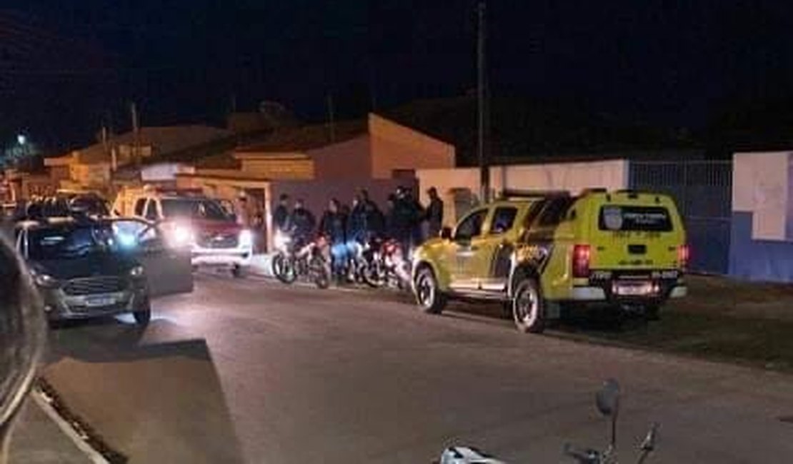 Três homens são flagrados pela polícia com arma de fogo após suposta tocaia para matar pessoa em Feira Grande