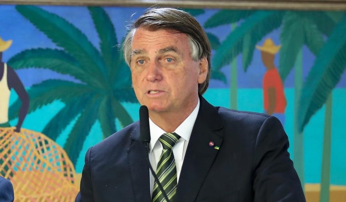 Bolsonaro desmente informações passadas pelo PT sobre o salário mínimo, 13º e férias
