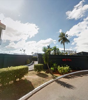 Homem morre ao ser estrangulado pelo namorado em quarto de motel