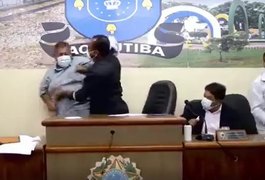 Vídeo. Vereadores trocam socos durante sessão em Câmara em município da Bahia