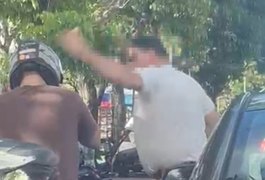 Violência no trânsito: Motorista armado é filmado agredindo e ameaçando motociclista na Av. Fernandes Lima, em Maceió