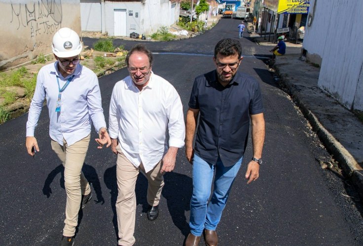 Prefeito Luciano acompanha serviços de recapeamento no bairro Cacimbas, em Arapiraca