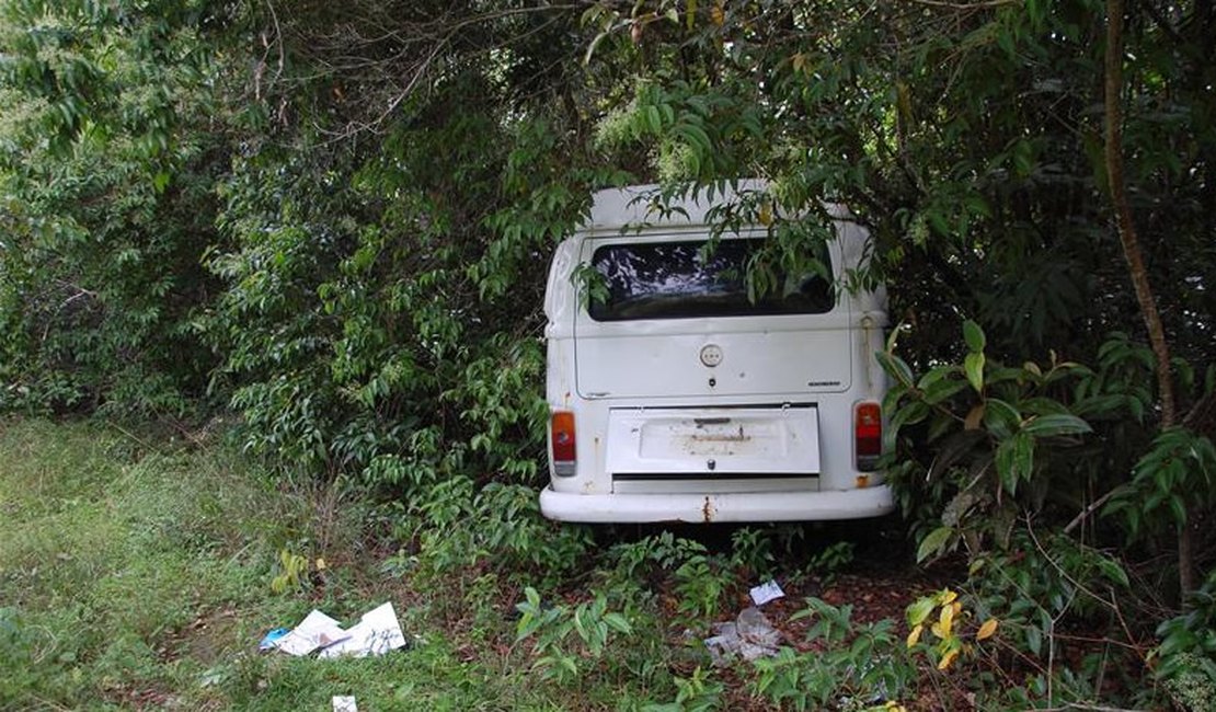 Corpo é encontrado dentro de veículo em estado de putrefação