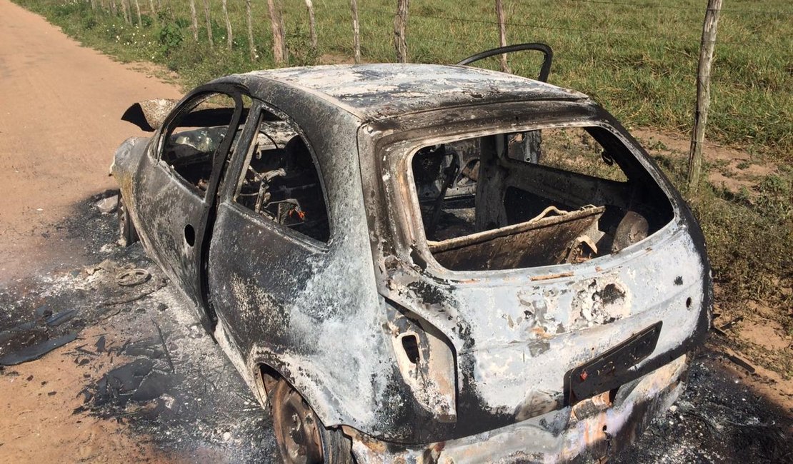 Vídeo. Veículo com placa da Bahia pega fogo na zona rural de Arapiraca