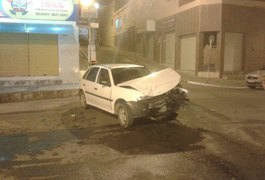 Taxista não obedece sinalização e provoca acidente no Parque Ceci Cunha em Arapiraca