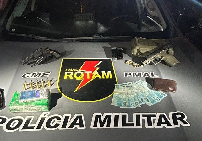 Polícia Militar apreende duas armas de fogo e meio quilo de maconha após denúncia no Jacintinho