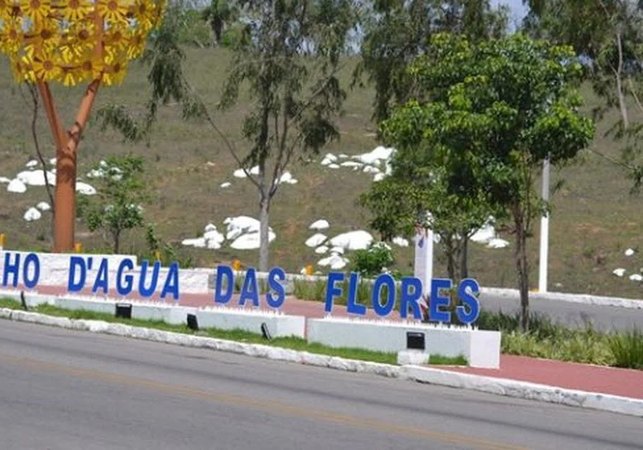 Residência é atingida por incêndio e duas pessoas recebem atendimento médico no Sertão de Alagoas