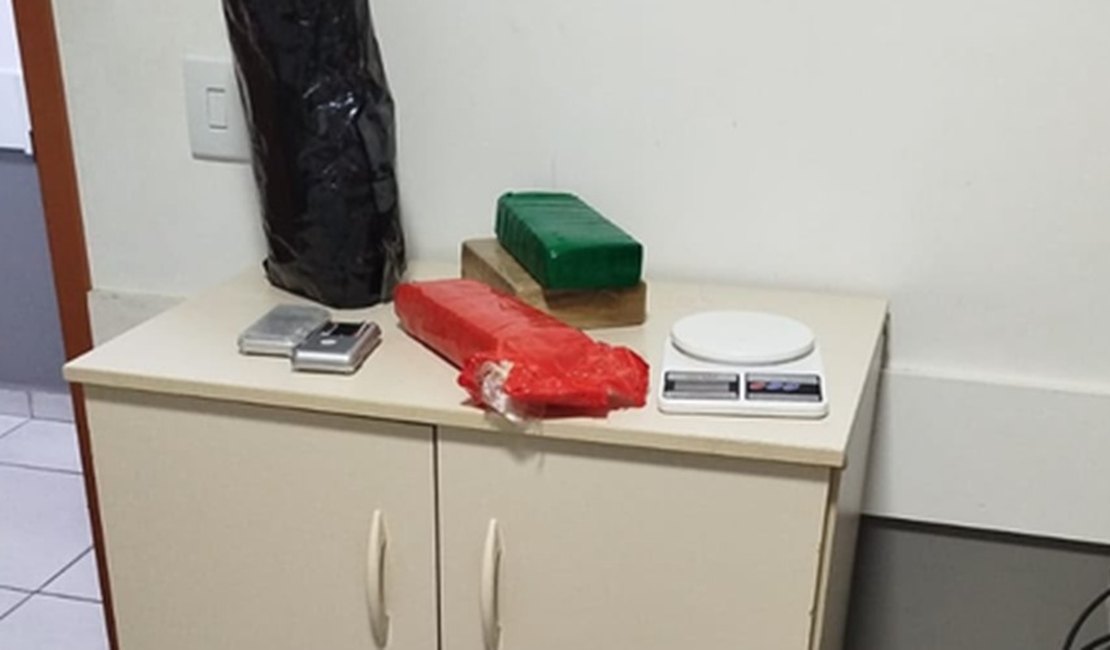 Policiais militares apreendem 4kg de maconha e 3 balanças em Ipioca, Maceió