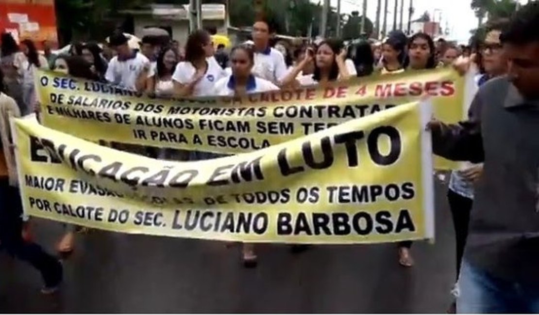 Estudantes do Estado  e motoristas de transporte escolar realizam protesto no Agreste