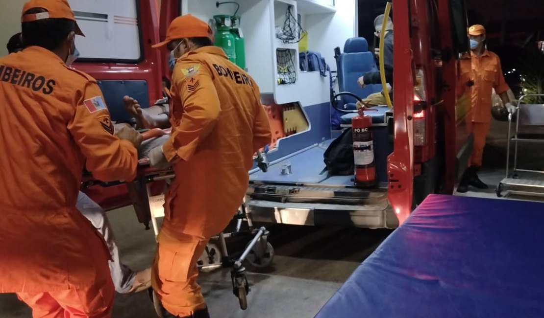 Casal fica ferido após colidir em carro na AL-115, em Arapiraca