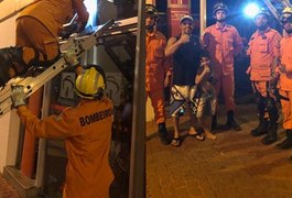 Bombeiros resgatam pai e filho presos dentro de agência bancária