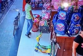 Homem é flagrado furtando mochila escolar em loja de Arapiraca