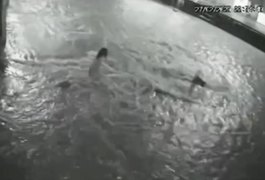Criança cai em bueiro durante chuva em Fortaleza e é arrastada por correnteza