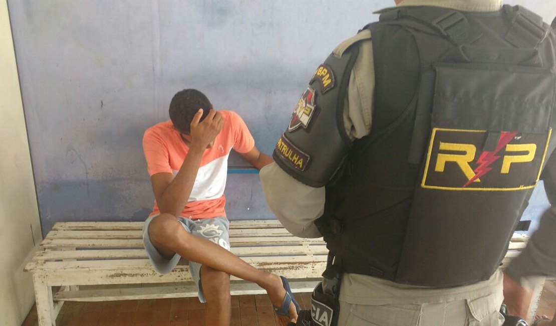 Jovem é detido por populares após roubar celular no Centro de Arapiraca