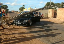 Motorista perde controle, derruba poste e deixa moradores sem energia no Agreste