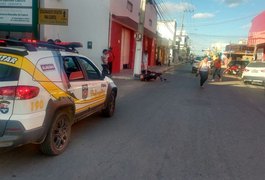 Mototaxista fica ferido após colidir contra carro no Centro de Arapiraca
