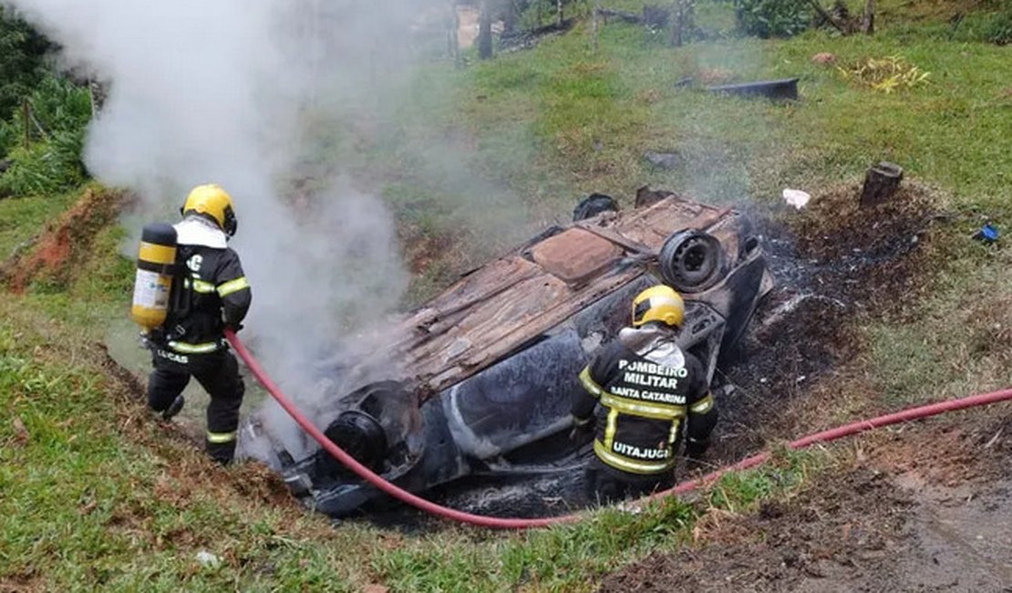 Pessoa morre carbonizada após capotar carro em estrada de Santa Catarina