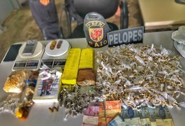 Polícia prende homens em casa onde eram vendidos diversos tipos de drogas no Sertão