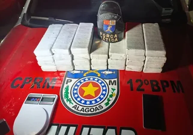 Homem é preso com quase 25 kg de maconha e diz que receberia R$ 500 para guardar droga, em Maceió