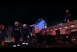 24 pessoas morrem e 6 ficam feridas em batida entre caminhão e ônibus de turismo na Bahia