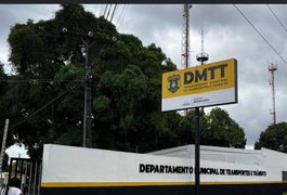 Agentes do DMTT realizam escolta e ajudam mulher em trabalho de parto a chegar ao hospital