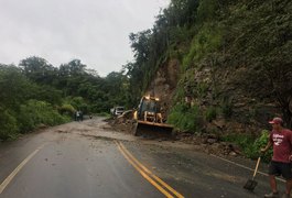 Após deslizamento, início das aulas é adiado em Palmeira dos Índios