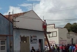 Homem sofre descarga elétrica ao retelhar residência em Arapiraca