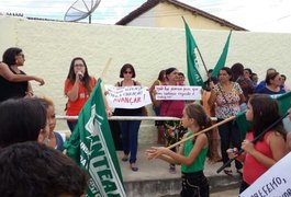 Com apoio de alunos, servidores da educação de Santana fazem novo protesto