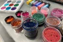 Estudo mostra como glitter usado no carnaval contamina rios e oceanos
