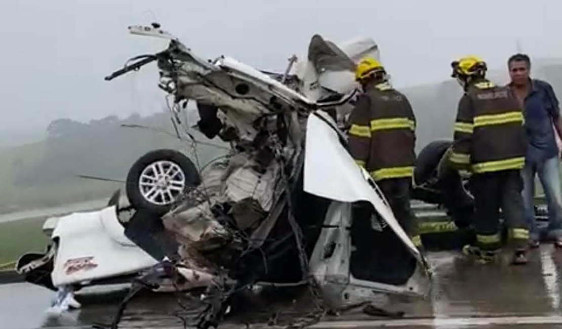 Motorista fica preso às ferragens de carro ao se envolver em grave acidente em Rio Largo