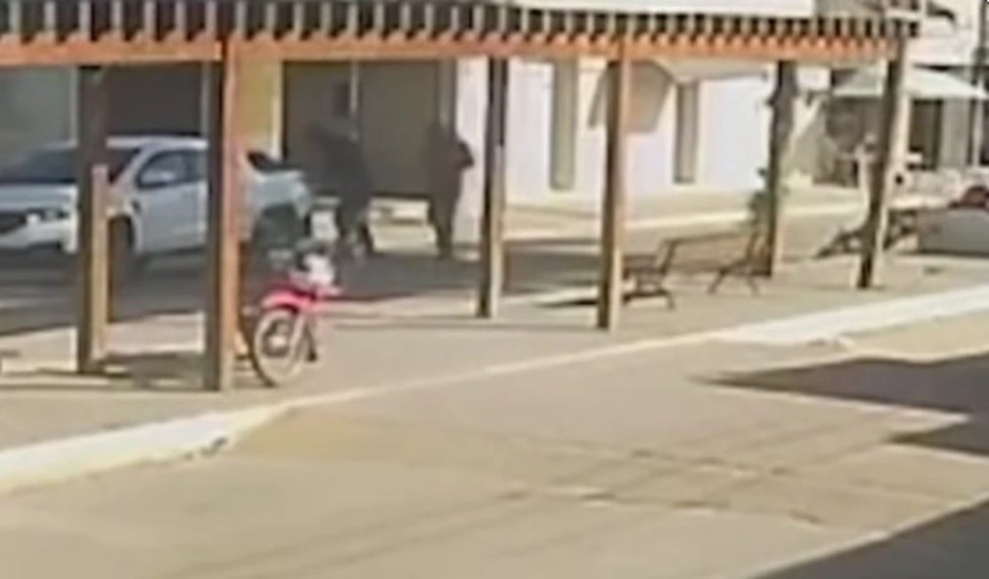 Vídeo mostra criminosos fugindo com corpo de homem morto a tiros em Ibateguara