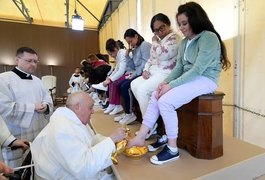 Papa Francisco lava pés de 12 mulheres em presídio de Roma