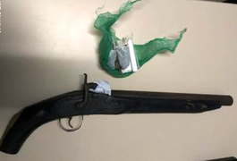 Força Tarefa prende três indivíduos com arma de fogo e drogas em Atalaia
