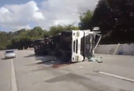 Parte de rodovia no interior de Alagoas é interditada após tombamento de caminhão