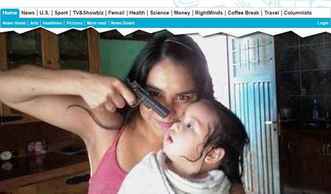 Foto de mulher apontando arma para um bebê gera revolta no Facebook