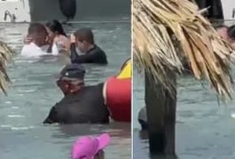 Vídeo. Casal é filmado fazendo sexo em praia no meio de banhistas e causa revolta