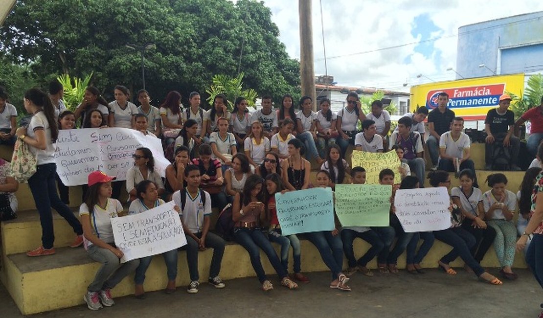 Professores municipais e alunos estaduais protestam por melhorias na educação de Arapiraca